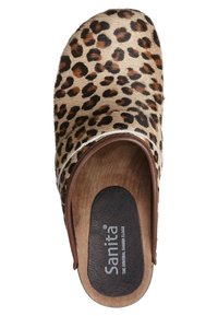 Sabot à dos fermé avec dessus imprimé léopard, semelle en bois et semelle intérieure noire portant l'inscription "Sanita The Original Danish Clogs."