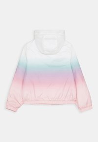 Kuklová bunda s přechodovým designem, přecházející od bílé k světle modré, růžové a levandulové. Vyrobena z hladkého, lehkého materiálu.