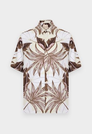 Camisa de manga corta con botones, estampado de grandes hojas tropicales en marrón y beige sobre fondo blanco, cuello abierto y botones delanteros.