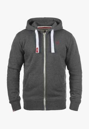 Graue Kapuzenjacke mit Reißverschluss aus weichem Material, ausgestattet mit einer Vordertasche, weißen Kordeln und einem roten Logo auf der Brust. Angenehme, glatte Textur.