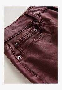 Pasirinkta, berry red