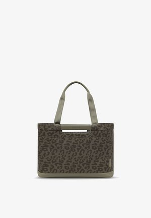 Bolsa tote verde oliva con estampado de leopardo oscuro, dos asas de tela y base reforzada.