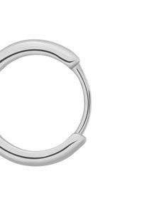 Anello in metallo argento con superficie liscia e lucidata, caratterizzato da un design curvato e un giunto senza soluzione di continuità, creando una forma semplice ma elegante.