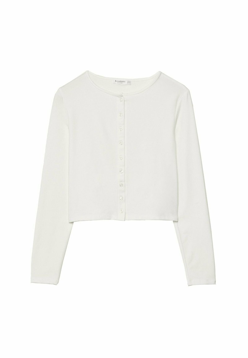 Camicia bianca a maniche lunghe e corte, realizzata in tessuto morbido, con scollatura rotonda e una fila di bottoni frontali lungo il centro.