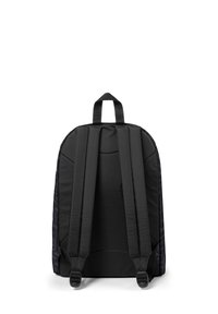 Černý batoh s polstrovaným zádovým panelem, dvojitými nastavitelnými popruhy a horním uchem. Má hladký povrch a jednoduchý, zaoblený design.