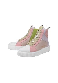 Sneakers high-top con pannelli rosa, lavanda e verde, suola in gomma bianca e lacci beige. Presentano un anello per il sollevamento sul retro.
