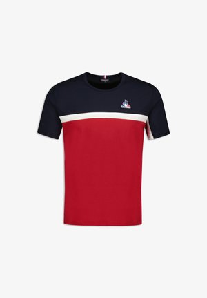Rood en navy korte mouwen t-shirt met een witte horizontale streep en logo op de borst; gemaakt van katoen met een gladde textuur.