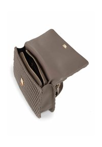 Borsa a tracolla in ecopelle trapuntata grigia, con interno con zip, caratterizzata da una patta liscia, hardware dorato e numerosi scomparti.