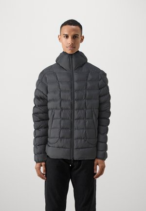 Veste sans manches noire avec un col haut, détails de couture horizontale, fermeture éclair à l'avant et poches latérales. Légère, texture lisse.