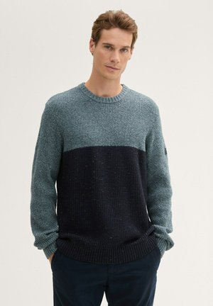 Strickpullover mit einem strukturierten blauen oberen Teil und dunklem Marineblau am unteren Ende. Mit Rundhalsausschnitt und rippenförmigen Bündchen, aus einem mittelschweren Garn gefertigt.