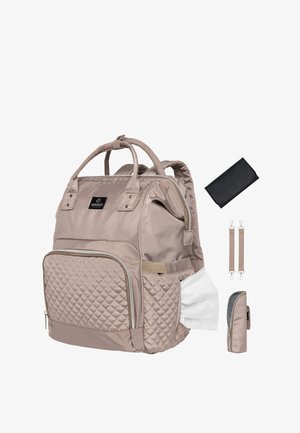 Zaino in tessuto trapuntato beige con doppi manici superiori, tasca frontale con zip, tasca laterale per fazzoletti e spallacci staccabili. Include una piccola pochette nera.