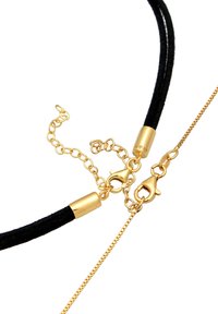 Svart mocka choker med guldfärgad metallbeslag, med en kedja och lås, samt en slät, polerad yta.