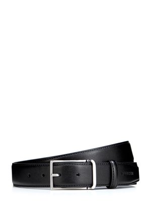 Zwarte leren riem met zilverkleurige rechthoekige gesp, opgerold en geplaatst op witte achtergrond, met merknaam geperst nabij het uiteinde.