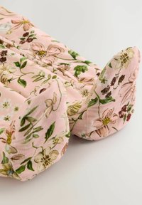 Tela rosa con un patrón floral que presenta varios colores. El material tiene una textura, creando una apariencia suave y acanalada. Bordes redondeados.
