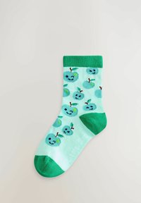 Hele sinine sokk tumerohelise kand, varba ja soonikuga, kaunistatud naeratavate siniste õuntega, millel on rohelised lehed ja punased varred.