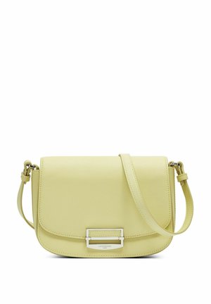Torebka crossbody wykonana z gładkiej, jasnos żółtej skóry o prostokątnym kształcie, z srebrnymi elementami i regulowanym paskiem.