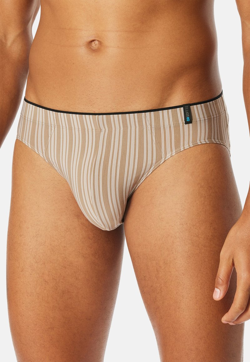 Beige gestreifter Slip mit einem schwarzen Gummibund. Hergestellt aus einem weichen Stoff, mit dünnen vertikalen weißen Streifen und einer passgenauen Passform.