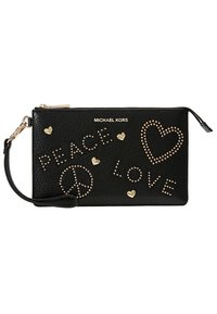 Pochette en cuir noir avec des clous dorés. Présente les mots "PAIX," "AMOUR," et un symbole de paix. Comprend une bandoulière amovible et une fermeture éclair.