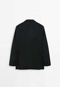 Zwarte blazer met een rechte snit, geknopt revers en lange mouwen. De achterkant heeft twee zij vents en knoopdetails op de manchetten. Soepele textuur.