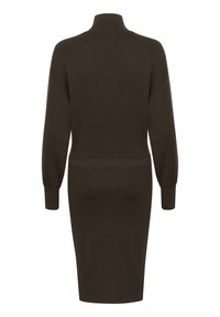 Abito lavorato a maglia marrone scuro con collo alto, maniche lunghe e silhouette aderente. Presenta una fascia in vita e polsini a costine. Texture morbida.