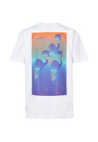 Hvid t-shirt med korte ærmer, der har et farverigt grafisk tryk på bagsiden, som viser stiliserede fugle i blå og orange nuancer.