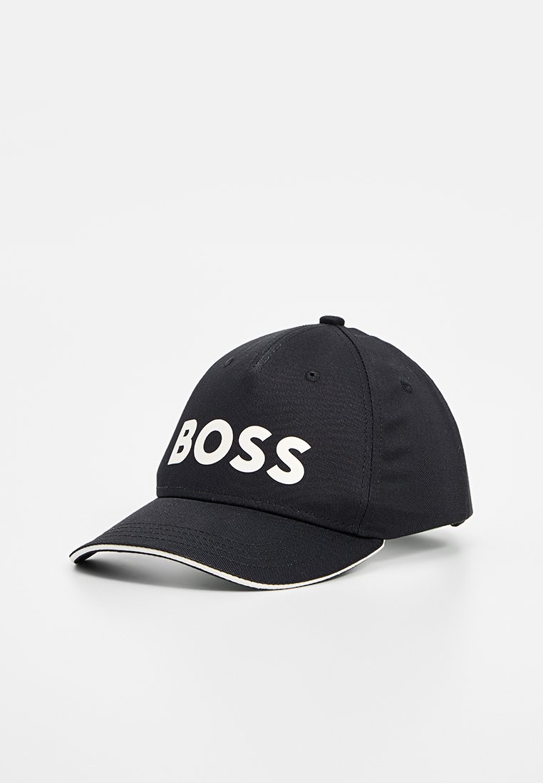 Casquette de baseball noire en tissu avec une visière incurvée, arborant un logo "BOSS" blanc bien visible sur le devant et une bordure blanche le long de la visière.