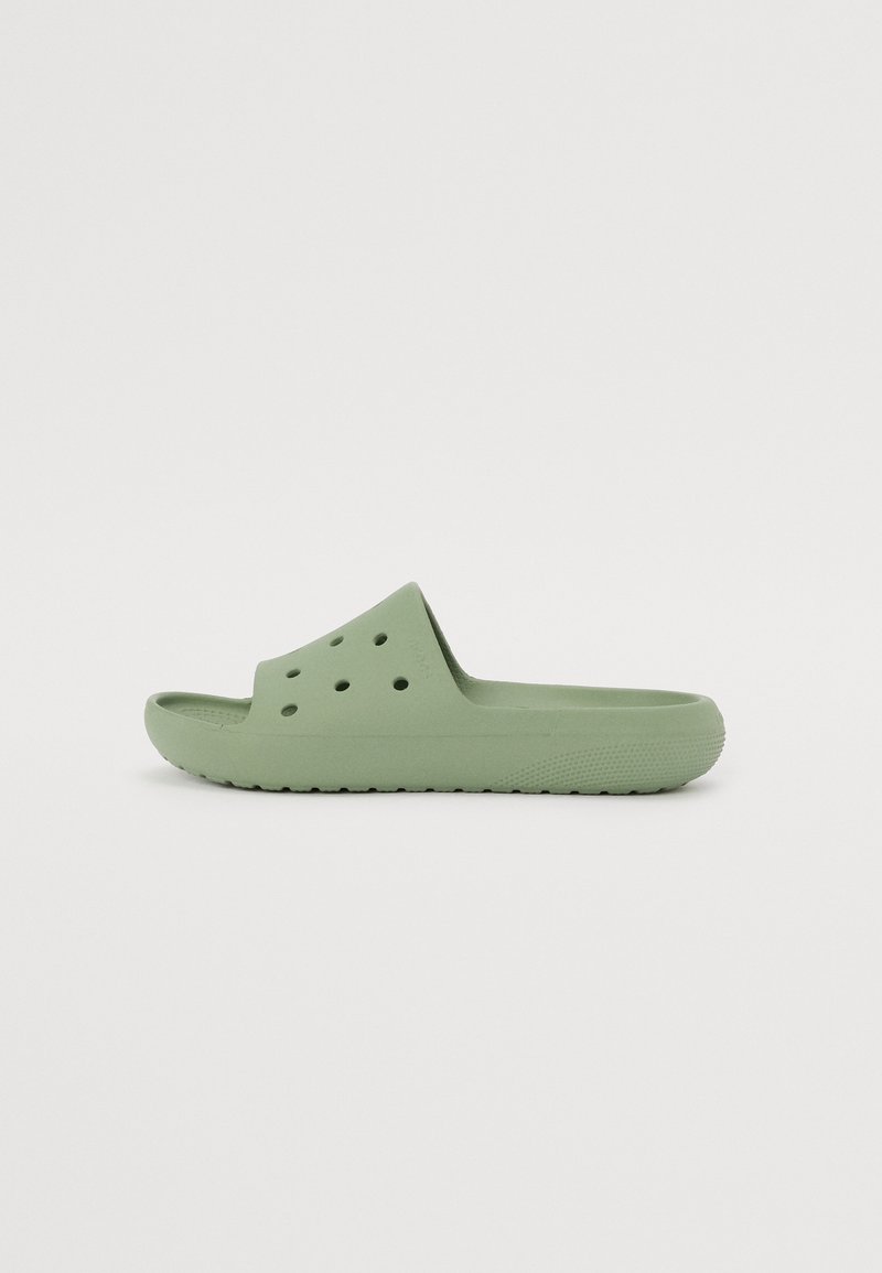 Sandalo in gomma verde con suola texturizzata, design open-toe e fori di ventilazione per traspirabilità. Finitura liscia nel complesso.