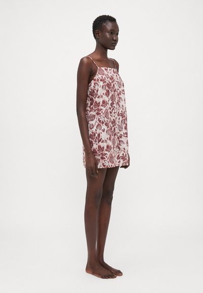Vestido mini com padrão floral e alças finas, apresentando uma mistura de cores bordô e bege, feito de tecido leve. Textura suave.