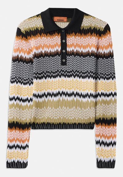 Maglione polo lavorato a maglia in un motivo zigzag multicolore, con colletto nero e placca con bottoni. Morbido al tatto, con maniche lunghe e polsini a costine.
