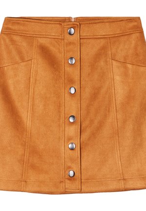 Jupe en faux suède marron avec une coupe droite, fermeture à boutons à l'avant et deux poches latérales. Boutons en métal argenté et couture visibles.