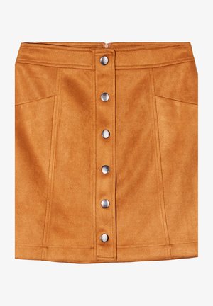 Jupe en faux suède marron avec une coupe droite, fermeture à boutons à l'avant et deux poches latérales. Boutons en métal argenté et couture visibles.