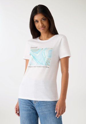 Biała koszulka z prostokątnym nadrukiem z niebiesko-złotym marmurkowym wzorem. Tekst głosi „Emerald” i zawiera trzy opisowe słowa poniżej.