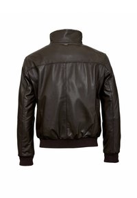 Bruine leren jas met een hoge kraag, geribbelde manchetten en tailleband. Soepele textuur met gebogen naden en een gestroomlijnd ontwerp.