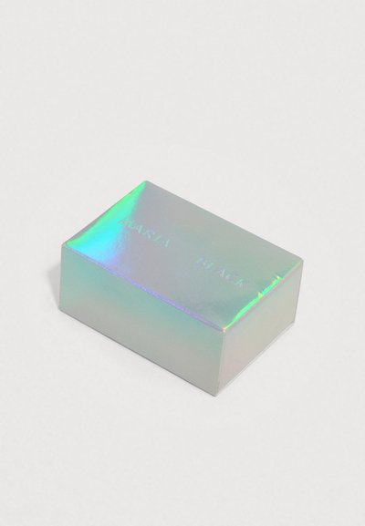 Cutie rectangulară mică irizată cu inscripția „MARIA BLACK” embosată pe partea superioară, așezată pe un fundal simplu și deschis la culoare.