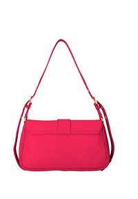Bolso de mano de piel sintética rosa con forma rectangular plana, una sola correa ajustable y cierre de solapa en la parte superior. Acentos en tono dorado.