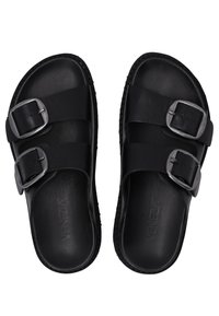 Schwarze Sandalen mit zwei Riemen und rechteckigen Schnallen, aus glattem Synthetikmaterial, mit einer strukturierten Sohle und dezentem Branding auf der Fußsohle.