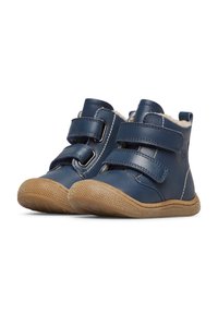 Stivaletti per bambini blu navy con doppie chiusure in velcro, suole in gomma beige e morbido rivestimento beige visibile sui bordi superiori.