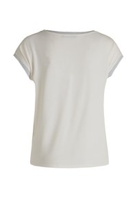 T-shirt blanc à manches courtes avec un col rond et un bord gris sur les manches. Tissu doux avec une texture lisse, coupe décontractée.
