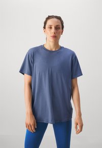 Nike Performance ONE RELAXED TOP - Spordi T-särk - diffused blue