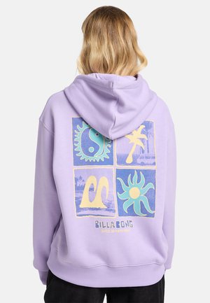 Sudadera con capucha de color lavanda con impresión gráfica que presenta diseños de sol, olas y palmeras en azul y amarillo. Nombre de la marca "BILLABONG" mostrado abajo.