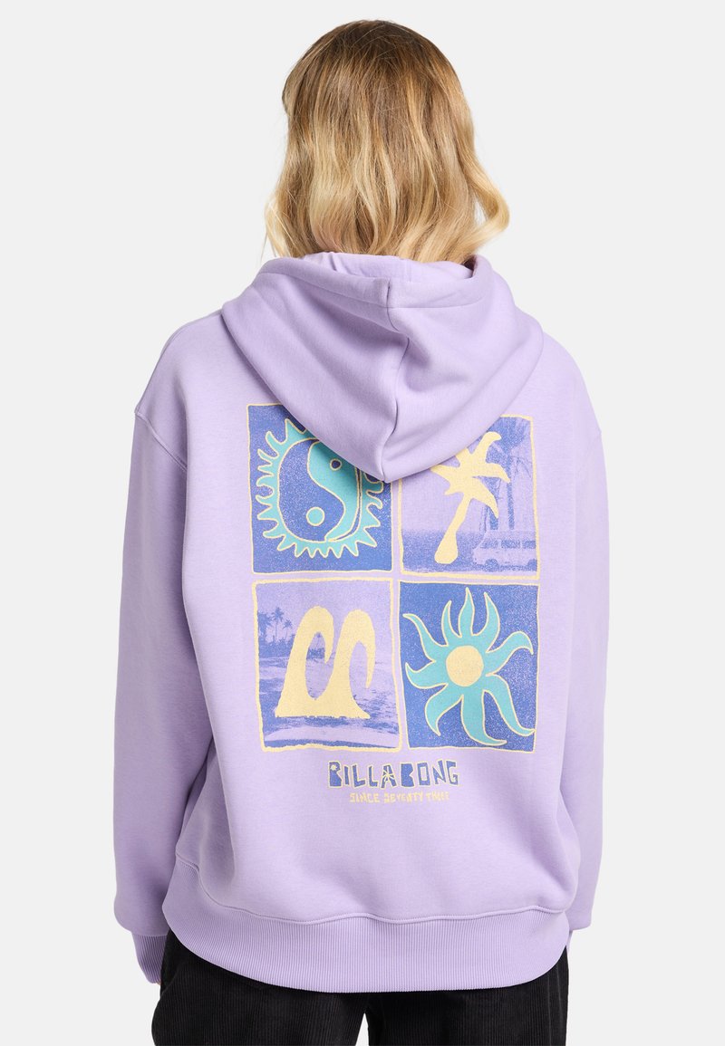 Lavendelfarbener Kapuzenpullover mit grafischem Druck, der Sonnen-, Wellen- und Palmendesigns in Blau und Gelb zeigt. Der Markenname "BILLABONG" ist darunter abgebildet.