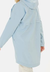 Jasnoniebieska kurtka przeciwdeszczowa z kapturem, długimi rękawami i elastycznymi mankietami. Posiada tylną wentylację i boczne kieszenie. Gładki, wodoszczelny materiał.