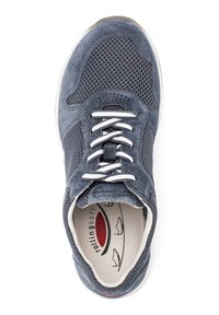 Blaue Wildledersneaker mit Netzpaneelen und weißen Schnürsenkeln. Verfügt über eine runde Zehenpartie und einen gepolsterten Kragen. Das Innere hat ein grafisches Design der Einlegesohle.