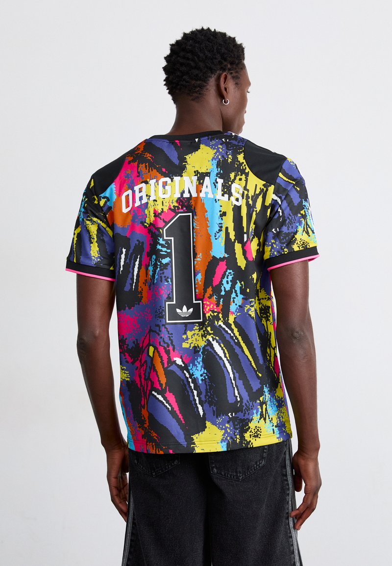 Barevný dres s krátkým rukávem s živým abstraktním vzorem a černými akcenty, textem "ORIGINALS" a číslem "1" na zadní straně.