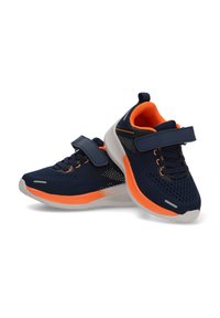 Zapatillas deportivas azules con acentos naranjas, parte superior de malla para transpirabilidad, cuello acolchado, correa de velcro y suela blanca. Presenta detalles reflectantes.