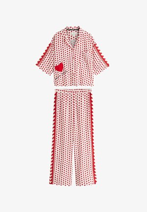 Dwuczęściowy zestaw piżamowy z białej tkaniny, czerwonymi grochami, czerwonym nadrukiem serca na koszulce, krótkim rękawem, zapinany na guziki z przodu oraz szerokie spodnie z paskami po bokach.