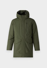 Parka verde oliva con capucha, que cuenta con un bolsillo en el pecho con cremallera y dos bolsillos frontales con solapa. Textura suave y diseño hasta la rodilla.