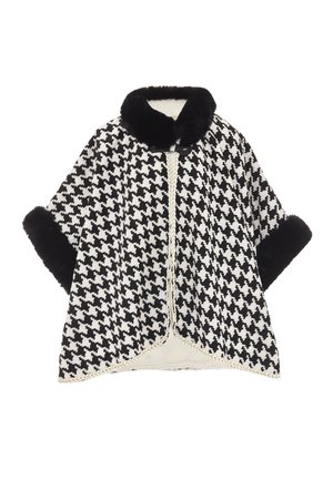 Mustavalkoinen houndstooth-kuvioinen viitta, jossa on tekoturkiskaulus ja -hihansuut, sekä etureunoilla päällysteet, jotka on koristeltu punottu yksityiskohta.