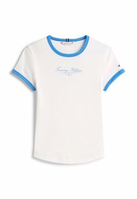 Camiseta blanca de manga corta con cuello y mangas acanaladas en azul. Presenta el logo "Tommy Hilfiger" en azul claro en la parte delantera. Material de algodón suave.