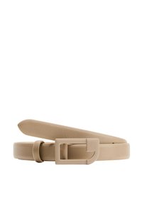 Beżowy skórzany pasek o gładkiej teksturze, z prostokątną, matową klamrą i pojedynczą pętlą do regulacji długości.